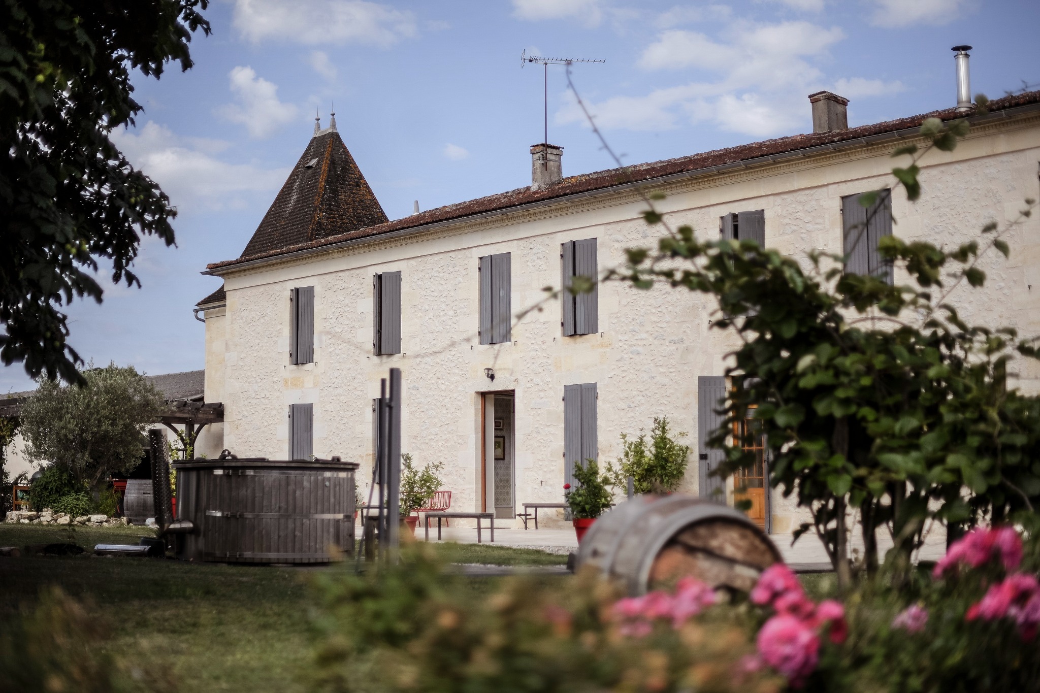 Façade et cour du Château de Cranne