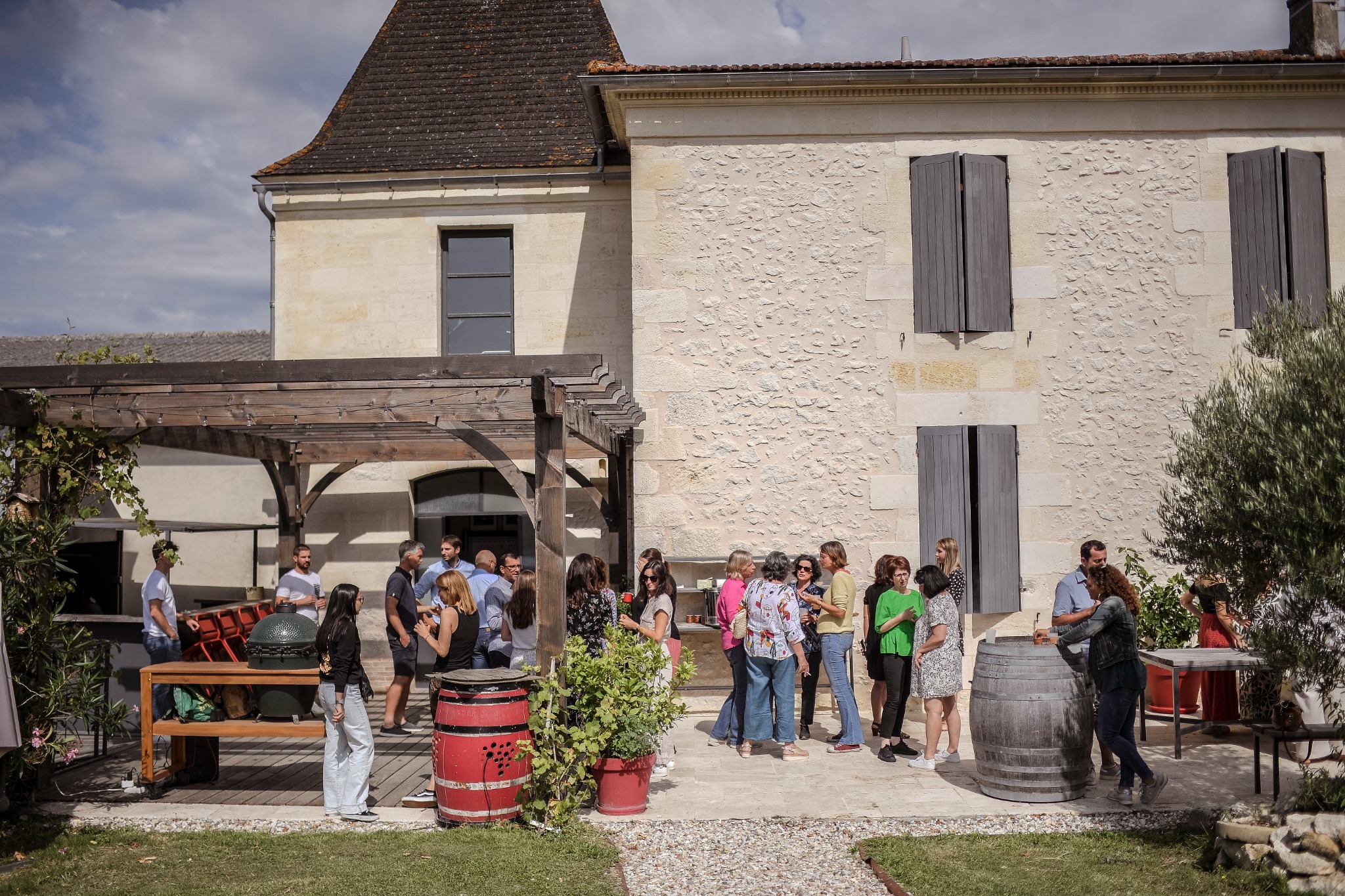 Réception d’un groupe dans la cour du Château de Cranne